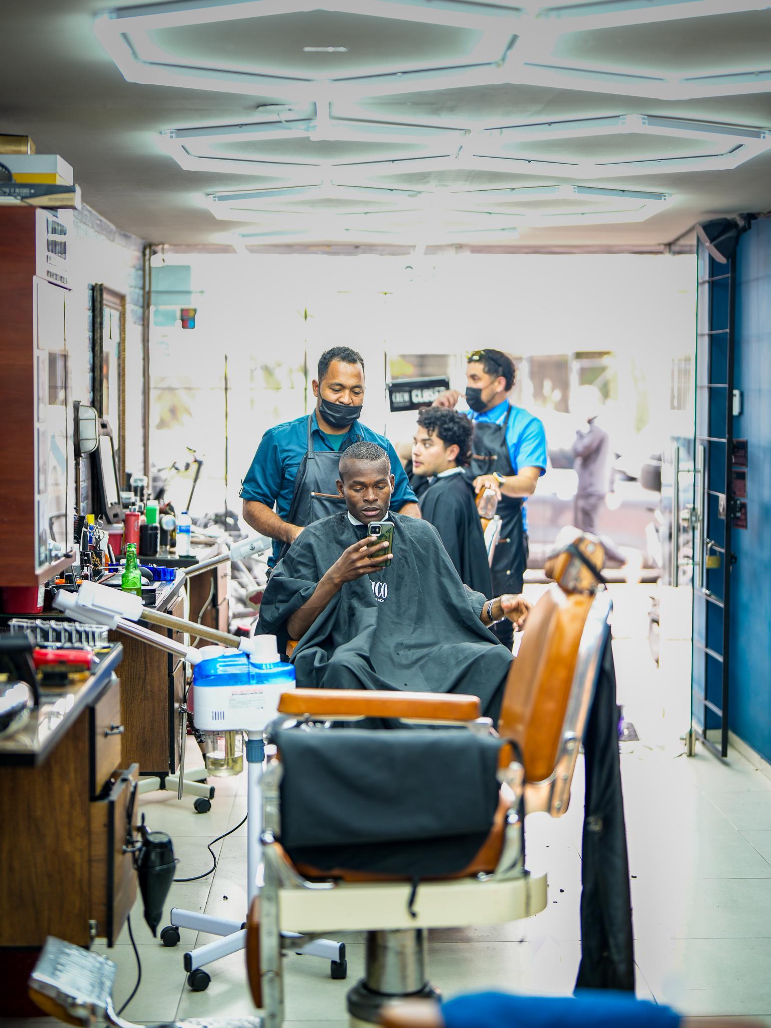 Ambiente real de Rustico Barber con barberos atendiendo clientes en Bogota
